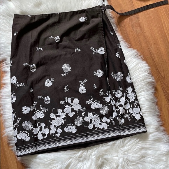 Ann Taylor Brown Floral Wrap Skirt Size 12 - Picture 7 of 7